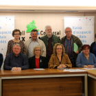 Fotografía de familia de los representantes políticos de diferentes municipios del Baix Penedès durante la presentación de la Red de Ocupación comarcal, el 3 de abril de 2018 (horizontal)