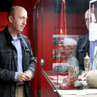Carlos Sanromà mostra, orgullós, les peces del Museu del Nàstic.