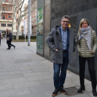 Els regidors Marc Arza i Noemí Llauradó davant del desfibril·lador instal·lat a la plaça Llibertat