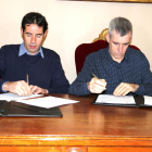 El gerent de Sorea a les Terres de l'Ebre, Quim Vicenç, i l'alcalde d'Amposta, Adam Tomàs firmant el conveni.
