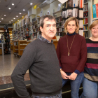 Gertri Adserà, a la dreta, acompanyada del seu germà Manel i de la Marta, dependenta de la botiga.