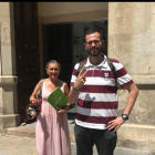 Isabel Lozano i Jordi Fernández davant de la casa de la Vila de Valls.