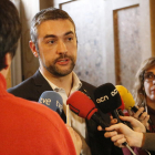 El diputat d'ERC Bernat Solé, fent declaracions als mitjans.