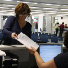 Una mujer entregando la declaración de la renta en una oficina de la Agencia Tributaria española