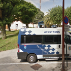 Dos dotaciones de la Policía Local de En Coruña aparcadas delante de la comisaría.