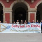 Els membres de la 'Campanya pels Sediments' a les poryes del Parlament de Catalunya.