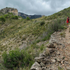 Imagen de un camino de montaña a|en la sierra de Cardó, entre Tivenys y el Perelló.