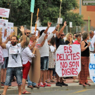 Grup de veïns de Vilafortuny manifestant-se davant de la residència Montemar, dijous passat.