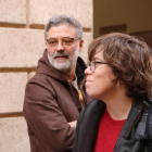 Eulàlia Reguant, de perfil, y en segundo plano, Carles Riera, después del consejo político de la CUP en Alcover