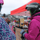 Dos esquiadoras probando el Vermut de Reus en la estación de esquí