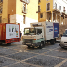 Camiones y furgonetas estacionadas en la plaza de las Cols, una imagen habitual en la Parte Alta.