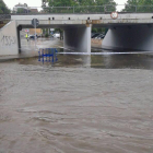 Muchas calles y avenidas de Segur de Calafell se inundaron a primera hora por los chaparrones.