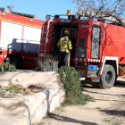 Alguns dels camions de bombers que han participat en l'extinció de del foc a la zona de Barraques, a Campredó, a Tortosa, al costat d'una masia propera a la zona. Imatge del 17 de gener de 2018 (horitzontal)