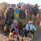 Fernando Gutiérrez y dos acompañantes, con una familia nómada durante el viaje del año pasado.
