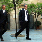 Els consellers Josep Rull i Joaquim Forn entrant a la reunió del Consell Executiu del 10 d'octubre del 2017 .