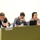 Josep Antón Ferré i Maria José Figueras van compartir taula amb un dels membres del Consell d'Estudiants, que va moderar el debat.