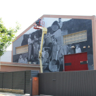 L'artista pinta el mural des d'una grua de 18 metres d'alçada.