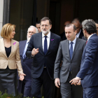 El presidente del gobierno español Mariano Rajoy llega a la reunión de trabajo del PP europeo en Valencia, acompañado del presidente del PP europeo Manfred Weber.