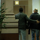 Imagen de archivo del portavoz de ERC, Sergi Sabrià, y el diputado de JxCat Pep Riera, de espaldas y entrante juntos en los despachos de sus grupos.