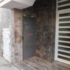 El estado actual de uno de los portales de los edificios, que están localizados en la zona del barrio Horts de Miró.