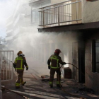 Tres dotaciones de Bomberos trabajan en la extinción del incendio.