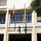 Pla tancat de la façana de l'Audiència de Tarragona.