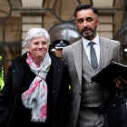 Clara Ponsatí y su abogado Aamer Anwar en la salida de la vista a Edimburgo el 28 de marzo del 2018.