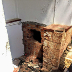 Imagen del agujero que ha hecho el detenido para poder acceder al antiguo centro de menores de Tortosa.