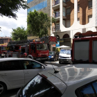 Tres dotaciones de Bomberos se han movilizado por el incendio de una parrilla en un piso de Higini Anglès.