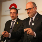 Pla mig del diputat de JxCAT, Marc Solsona i el portaveu adjunt, Eduard Pujol, en una roda de premsa al Parlament.
