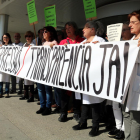 Primer pla de la pancarta amb què els delegats sindicals han reclamat més transparència a la gestió de l'Hospital Verge de la Cinta de Tortosa i menys "persecució sindical". Imatge del 19 de febrer de 2018 (horitzontal)