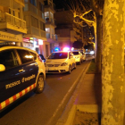Els agents van prencintar el local, situat a l'avinguda Vidal i Barraquer de Cambrils, i van detenir tres persones per tràfic de droga.