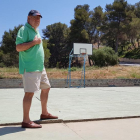 El líder veïnal, Francesc García, mostra el desnivell al camp de bàsquet, originat pel moviment de les plaques de formigó.