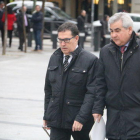 El exsecretario general de Interior, César Puig, en las puertas de la Audiencia Nacional, y el abogado, Jaume Alonso-Cuevillas.