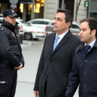 A la esquerra, l'exdirector dels Mossos Pere Soler arribant a l'Audiència Nacional.