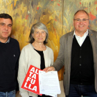 L'alcalde d'Altafulla, Fèlix Alonso amb la regidora d'Urbanisme, Marisa Méndez-Vigo, i el representant de l'empresa, Jose Enrique Romeu.
