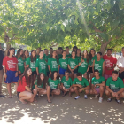 Imagen de los jóvenes participantes en el campo con los representantes municipales.