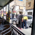 Imatge del cotxe que ha topat contra la terrassa d'un bar a Bonavista.