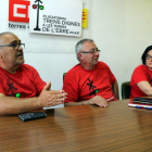 Plano medio de los portavoz de Trenes Dignos, Wifredo Miró, Josep Casadó y Cristina Bel, en rueda de prensa en la sede de CCOO de Tortosa.