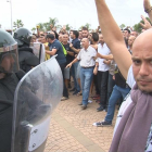 Gent amb les mans en alt davant dels antiavalots de la Guàrdia Civil a la Ràpita, aquest 1 d'octubre de 2017.