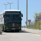 Imatge de l'autobús que ha transportat els polítics presos.