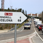 Imatge de l'N-340 a Roda de Berà, amb una senyal en primer terme.