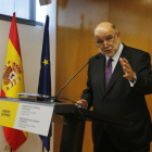Plano medio del subdelegado del gobierno español en Tarragona, Joan Sabaté, durante el discurso en su toma de posesión.