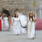 Dotze verges porten encens fins al lloc de l'Amfiteatre on se suposa va ocórrer els fets martirials.