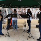 Pla general dels músics del grup de flauta Isabel Serra Bargalló en l'actuació musical durant la trobada mensual de 'Paraules per la Pau', organitzada per la Coordinadora Tarragona Patrimoni de la Pau