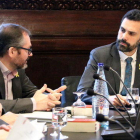 El presidente del Parlament, Roger Torrent, mira a los diputados de JxCat Eusebi Campdepadrós y Josep Costa en la reunión de la Mesa, el 20 de febrero de 2018.