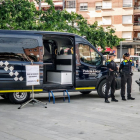 Imatge d'arxiu de dues agents de la Policia Local de Tortosa al punt d'informació ciutadana.