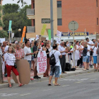 Centenares de vecinos ya protestaron, el jueves pasado, por la ocupación de la antigua residencia y 66 viviendas más de Vilafortuny.