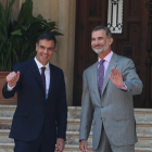 El president del govern espanyol, Pedro Sánchez, amb el rei Felip VI, al Palau de Marivent.