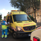 Imagen de una de ambulancias personadas en el lugar de los hechos.